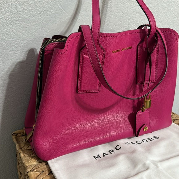 MARC JACOBS MAGENTA THE EDITOR 38
MEDIUM TOTE with Gold Accents - Picture 3 of 7